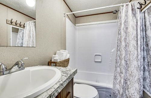 Riverfront Floral City Stay with Dock and Hot Tub! - Foto 16