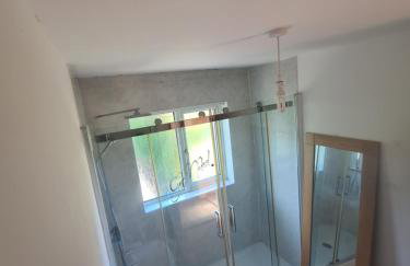 L & J Escapes - 8 Bedrooms suitable for Contractors and Families- Private parking available for 6 vehicles - Foto 28