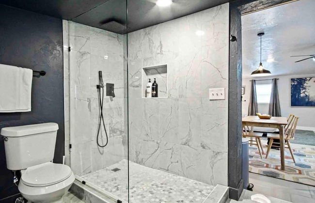 3-story 6-bedroom 4 Bathrooms 3min-asian Dist - Photo 16