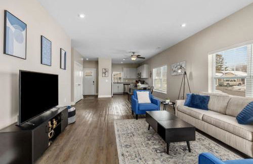 Modern 2BR & 2BA New Build Condo w Garage & Patio - Foto 7