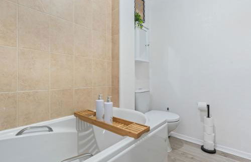 Telford Centre House with Parking, Garden, Wi-Fi - Photo 24