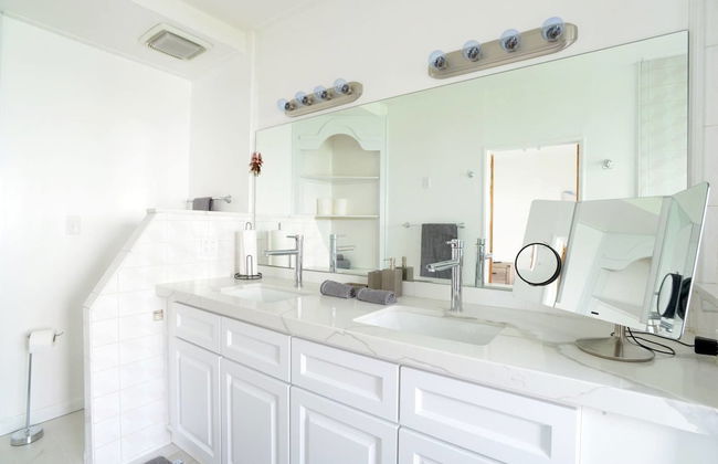 Spacious House on Melrose w Private Backyard Gym - Photo 12