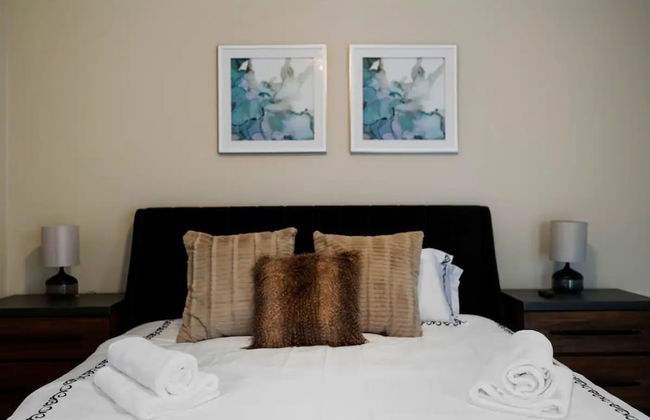 Cozy Fall Home With 4BR and Fireplace - Photo 18