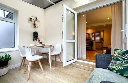 Joyful Jungle Jewel wBalcony & Foozeball-Ferndale - Foto 16