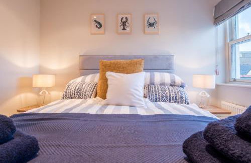 Beautiful Central Tenby Apartment with free parking - Photo 7