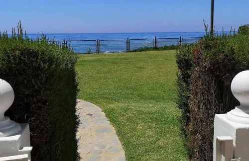 Modern apartment with pool on the beachfront in Marbella by SharingCo - Photo 12