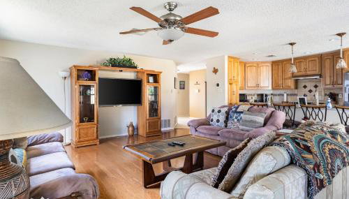 Cozy 3BR Retreat with Outdoor Dining & BBQ Grill - Foto 2