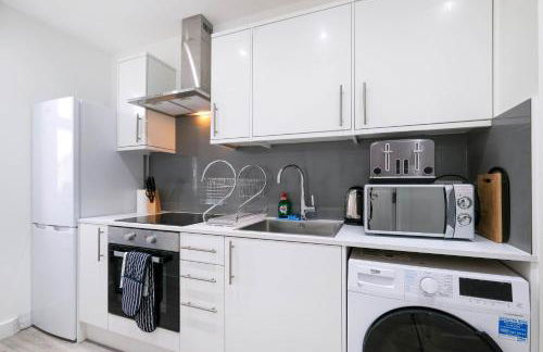 Luxurious 1 Bed Serviced Apartment with Wi-Fi - Photo 80