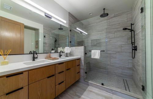 Spectacular New 4BR Townhome: Garage, Jacuzzi, BBQ - Photo 20