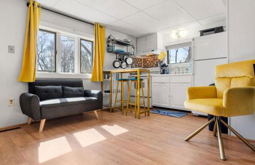 Nothing Fancy Older Apt Walk to Downtown King Bed - Foto 1