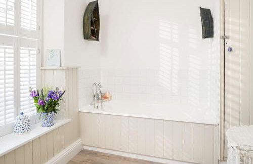 Beautiful family house with amazing sea views - Photo 29