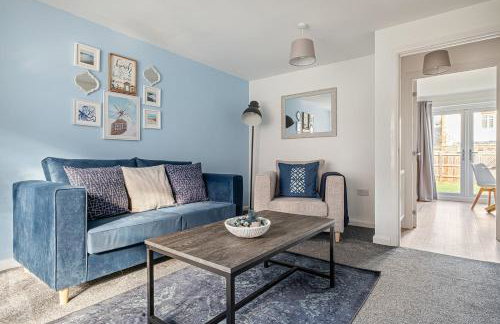 Our latest stunning property by Our Home Short Stays free parking super fast WiFi large back garden and crisp hotel white linen - Foto 1