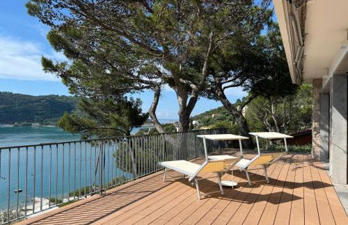 Modern and Elegant apartment with a spacious sea view terrace overlooking Palmaria Island Bright designer interiors Fully equipped Up to 6 guests Private parking Aircon All the comforts for a perfect stay - Foto 33