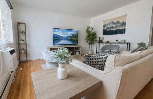 Chic 2BR Retreat Near OHare Free Parking - Foto 1