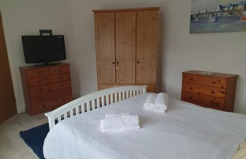 Large private home with small lake and garden - Photo 37