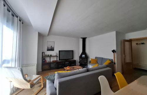 Ventanal de Saras Petfriendly Garaje Trastero y Chimenea - Arafita Apartamentos - Photo 6