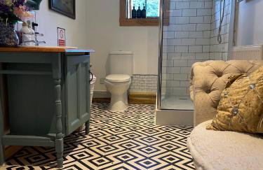 Spacious Cabin with Private Hot Tub, and Private Pool, in 5 Acres - intimate Special stay For 2 Adults - plus 1 child under 2 and up to 2 dogs stay for free - Foto 22