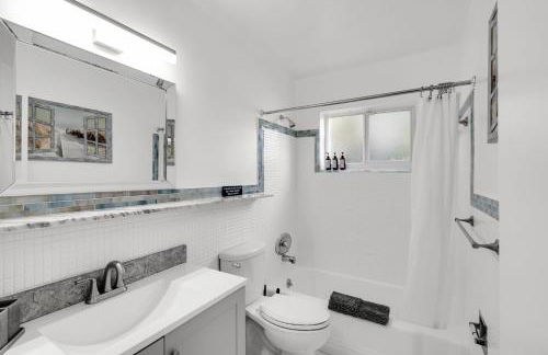 Stunning 4BR Oasis with Pool, 14 minutes to the Ocean - Foto 33