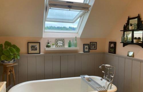 Charming Escape - Dog-Friendly Writer's Stone Cottage in the Stroud Valleys - Photo 6