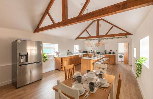 Stunning 5-bed Barn Conversion in Newark-on-Trent by Renzo, Beautiful Surroundings, Sleeps 10! - Foto 9