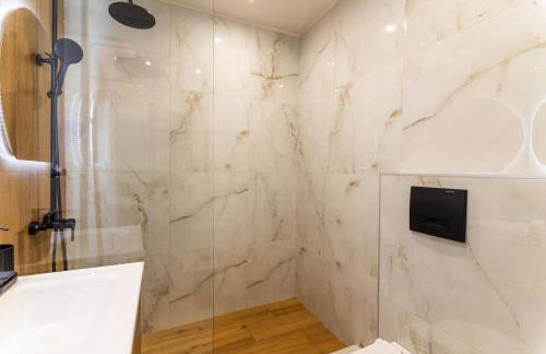 Almond Jacuzzi Suites - Private Jacuzzi - Self Check-In - Free & Easy Street Parking - Foto 28