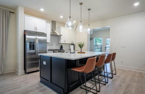 Modern Emerson retreat close to LakePoint Sports - Photo 3