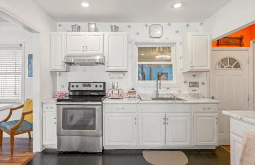 Indy Palm Pad with Patio & Tiki Bar-Mid-Century Charmer-Family Friendly - Photo 14