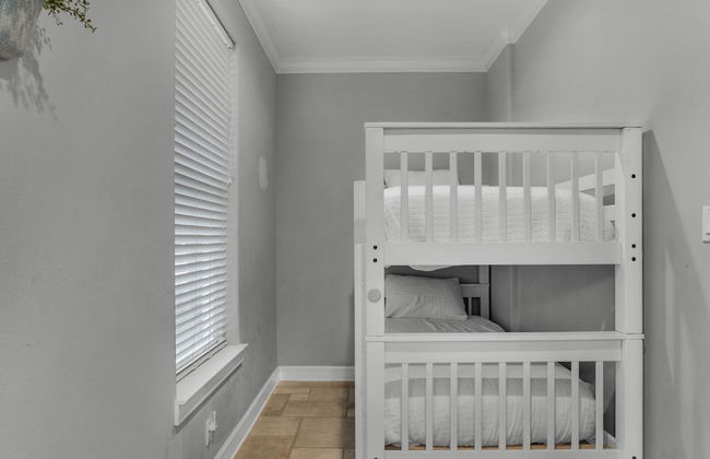 4BR Home, Private Pool, Steps From Beach, Minutes to Top Attractions - Foto 5