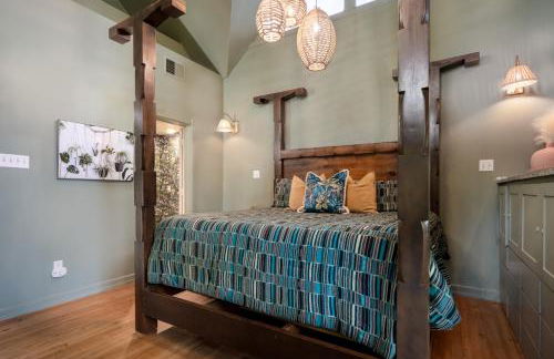 Downtown Bryan Treehouse Hot Tub and Peaceful Escape - Photo 3