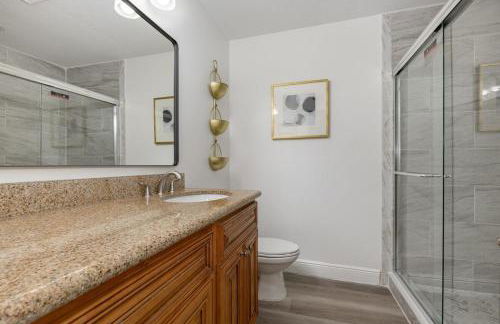 Pondview Modern Farmhouse Condo Half Mile to Beach - Foto 20