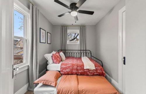 Newly Renovated and Designed Near Downtown - Foto 17