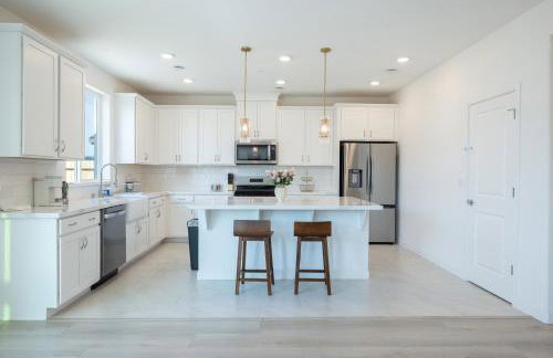 Modern Charming 4BR Home, Family Friendly, Office Space, Fast WiFi, Free Parking - Foto 13