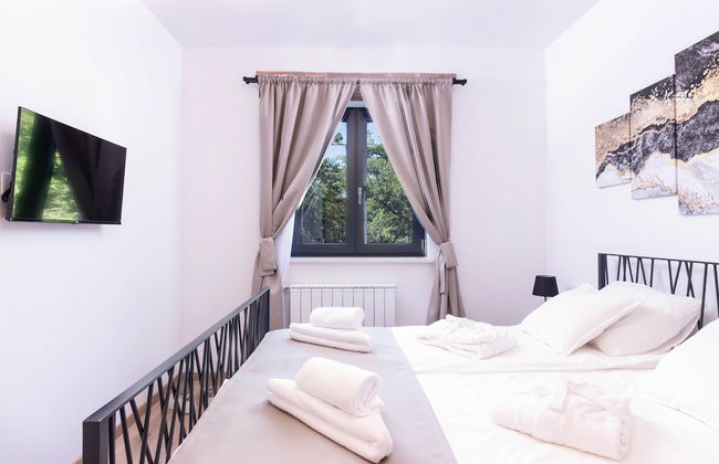 Villa PORTUM - Where Serenity & Comfort meet, Luxurious Woodland Retreat with Private Heated Pool & Amenities - Foto 8