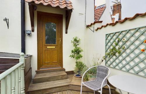 Two Bed First Floor Apartment in Village location - Photo 8