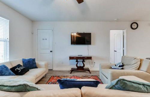 Lake Conroe Family Retreat BBQ, Games, and Boating - Photo 5