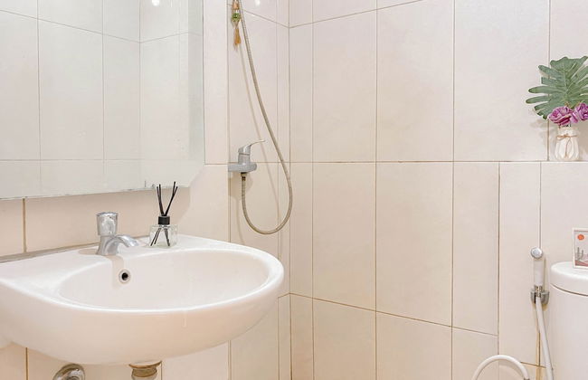 Homey and Simply Studio Apartment at The Nest Puri - Foto 16