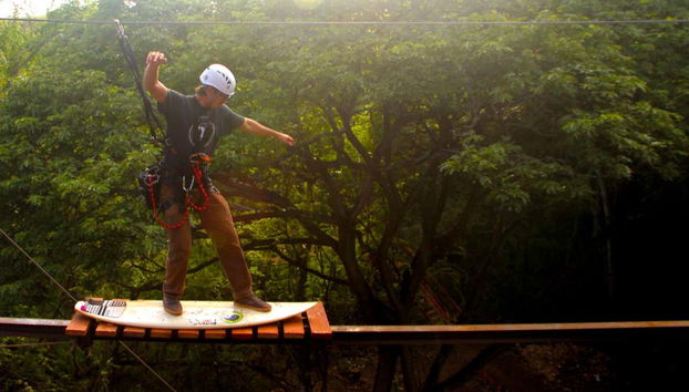 Divertido circuito de tirolinas
