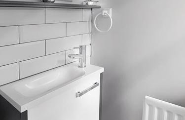 Woking 2 Bedroom House Parking Garden - Photo 10