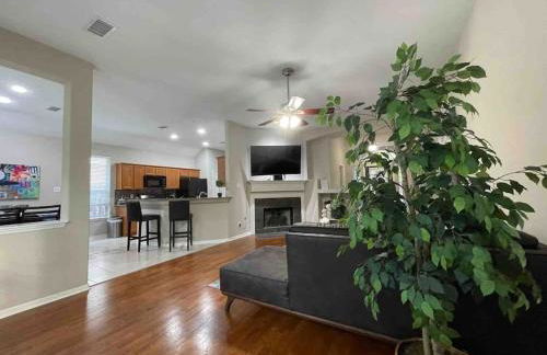 Lovely Woodlands home w/heated pool and spa! - Foto 76