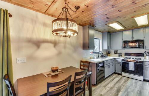 2 Mi to Mi-Wuk Village Cabin with Large Deck - Foto 7