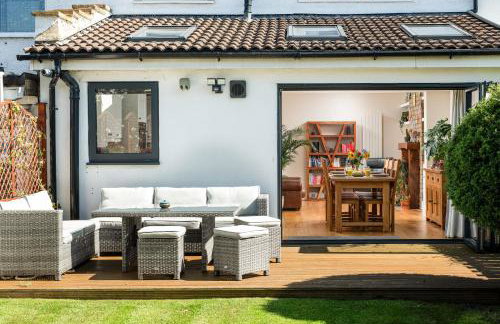 Charming Family Home with Stoves, Garden & Parking - Foto 21