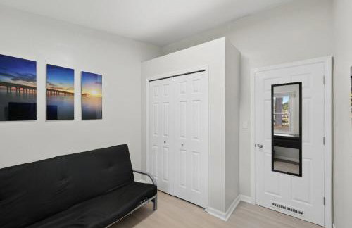 New Lakefront Getaway Private Hot Tub Min to DMC - Foto 36