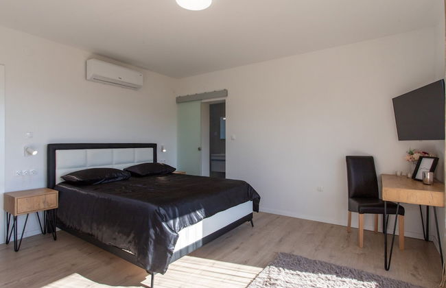 Dazzling Kaštel Novi Villa With Private Pool and Scenic Sea Views - Foto 3