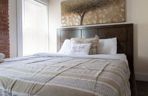 Cozy 3BR Townhome Perfect Location ABODEbucks - Foto 18