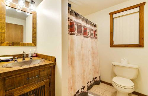 Fire Pit and Games! Secluded Chalet 30 Mi to Montage - Foto 15