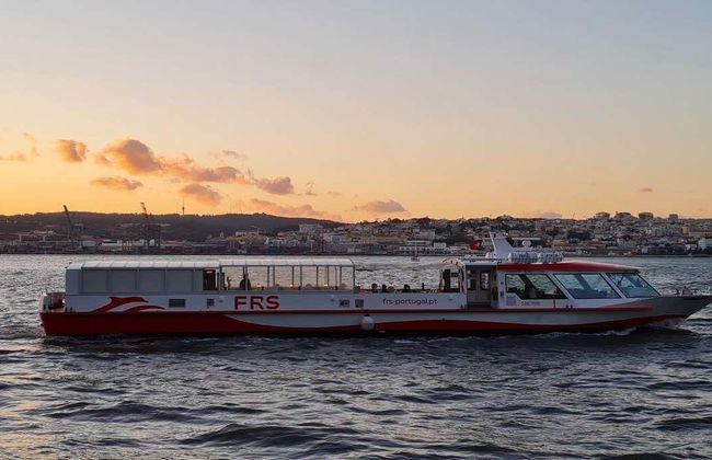 Passeio de barco ao entardecer por Lisboa - Foto 1