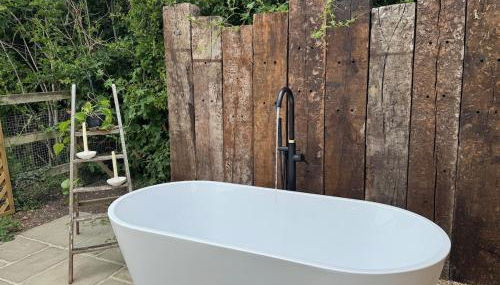 Luxury Spa Cabin with Outdoor Bath, Sauna & Fireplace - Foto 3