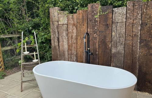 Luxury Spa Cabin with Outdoor Bath, Sauna & Fireplace - Foto 3