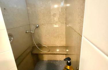 New! Cozy 4-bedroom w/ free parking. Dogs welcome! - Foto 22