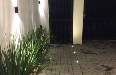 Sobrado com piscina, banheira e garagem coberta. - Foto 7